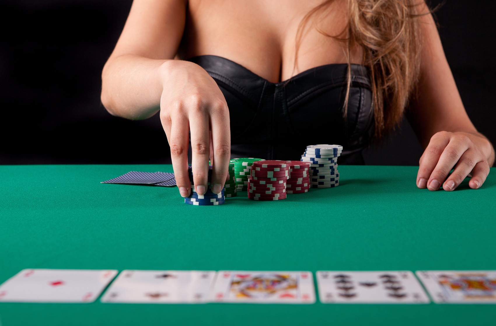 Игроки за столом PokerOK: живой кэш и турниры онлайн в 2025